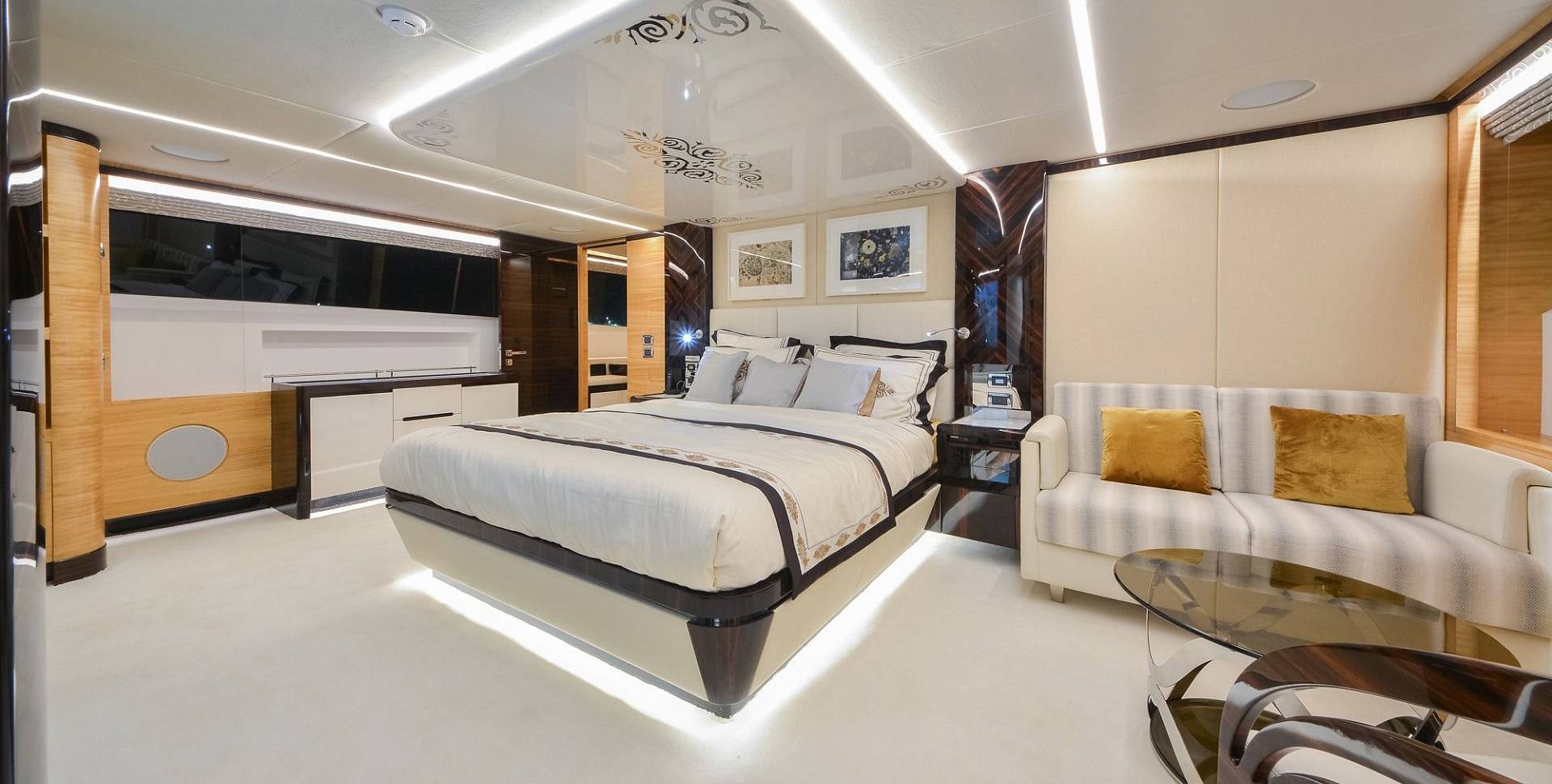 Majesty 122 yacht